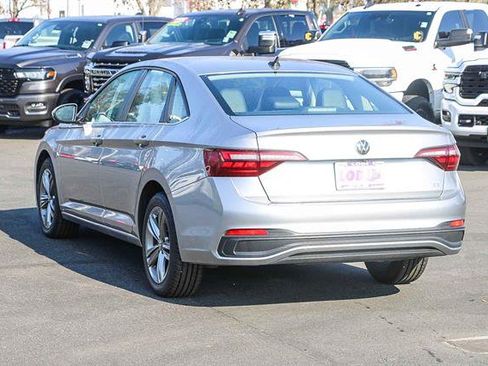 Used 2024 Volkswagen Jetta SE image 2