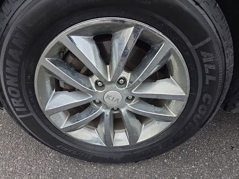 Used 2017 Kia Sorento LX image 40