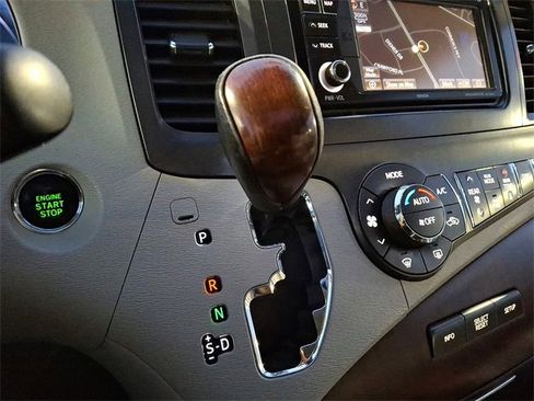 Used 2014 Toyota Sienna XLE image 16