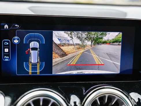 Used 2025 Mercedes-Benz GLB 250 4MATIC image 23