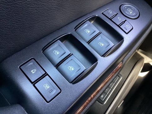 Used 2020 Chevrolet Suburban Premier image 32