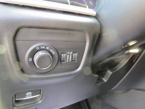 Used 2024 Jeep Grand Cherokee Laredo w/ Luxury Tech Group I image 16