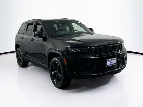 Used 2023 Jeep Grand Cherokee Altitude image 3