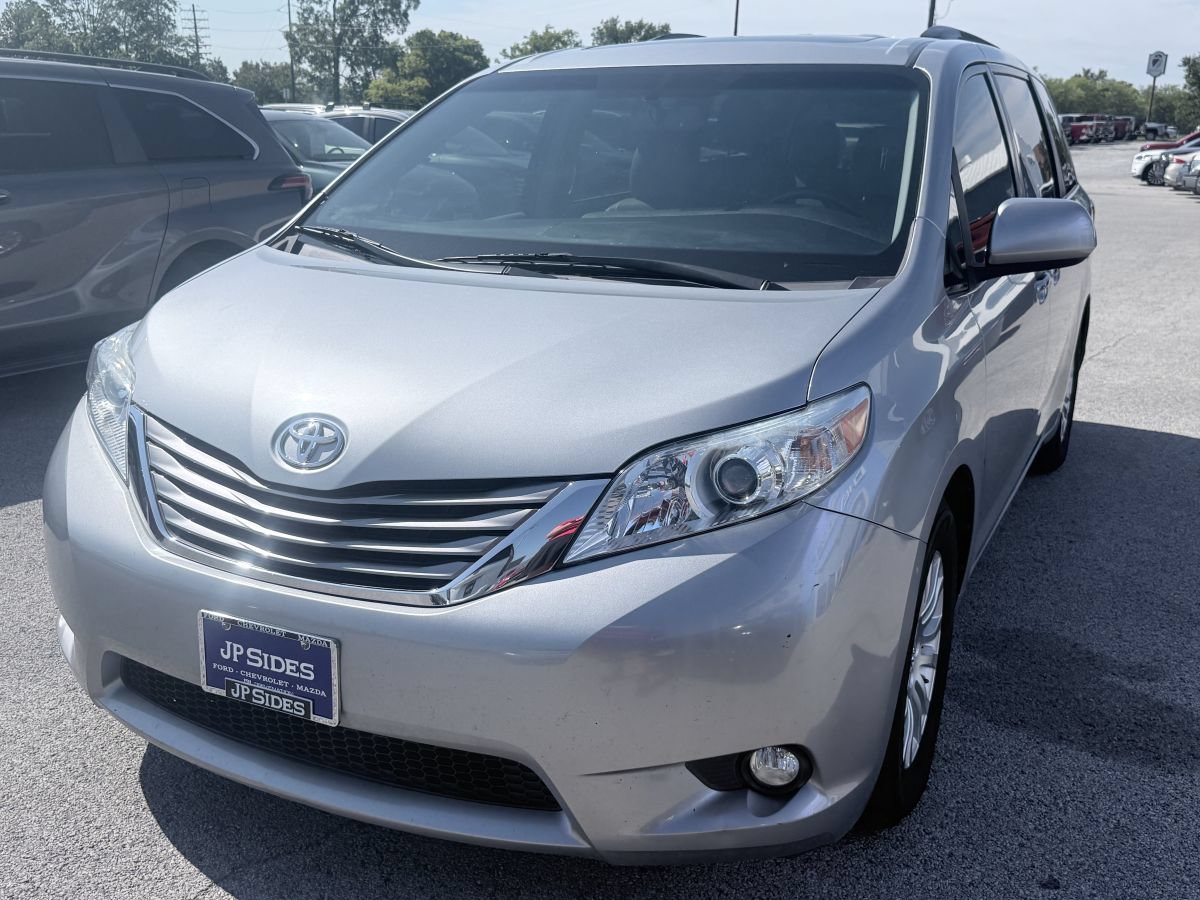Used 2017 Toyota Sienna XLE w/ XLE Navigation Package FWD image 1