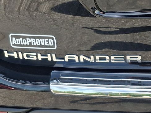 Used 2024 Toyota Highlander LE AWD/4WD image 32