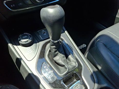 Used 2019 Jeep Cherokee Limited AWD/4WD image 16