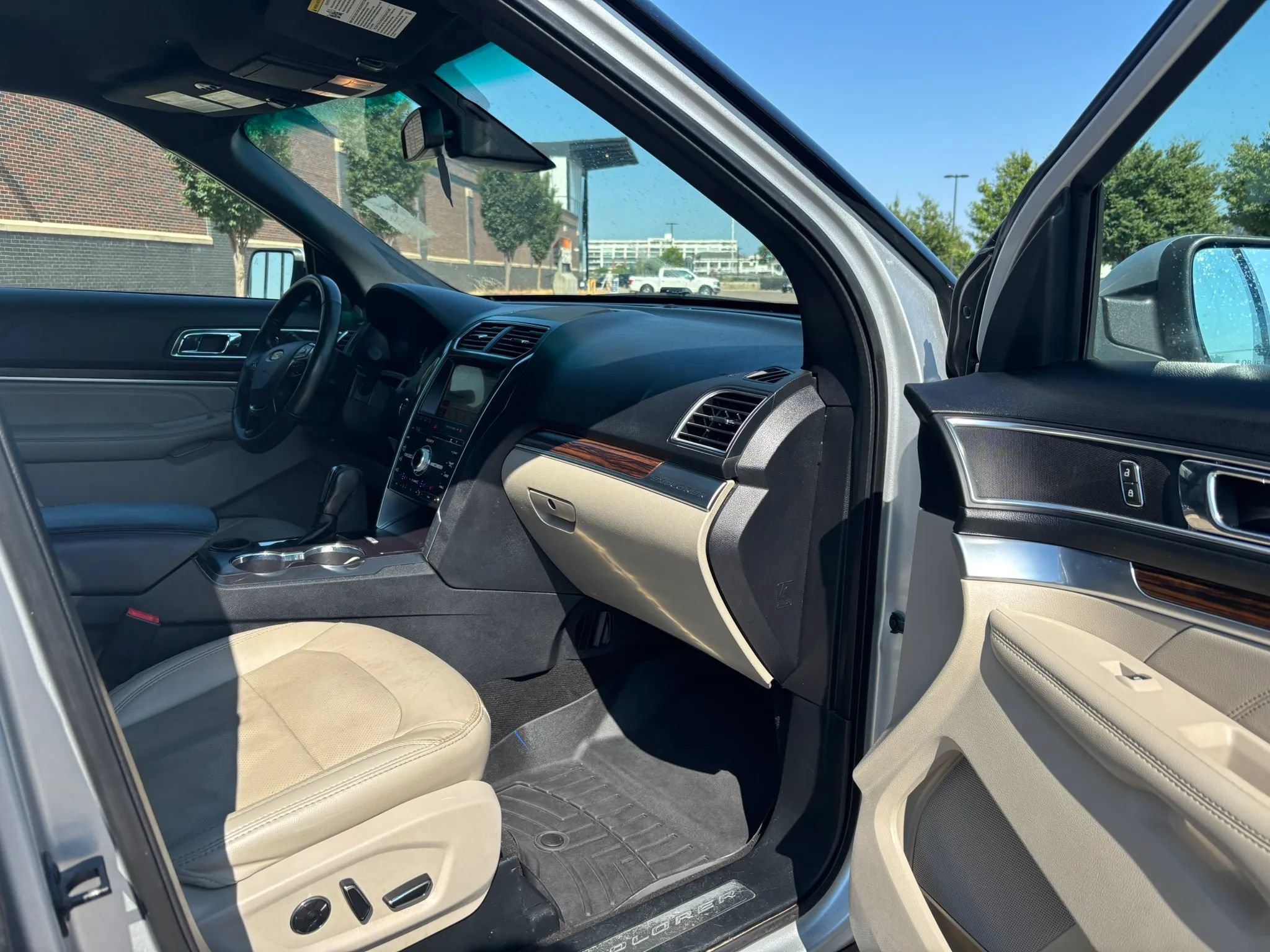 Used 2018 Ford Explorer Limited w/ Equipment Group 301A FWD image 21