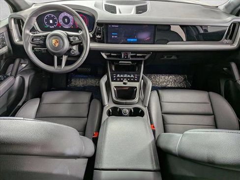 Used 2025 Porsche Cayenne image 21