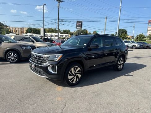 Used 2024 Volkswagen Atlas SE AWD/4WD image 3