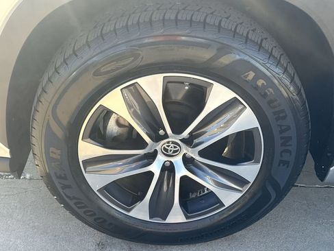 Used 2021 Toyota Highlander XLE image 32