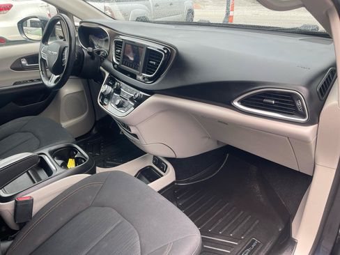 Used 2019 Chrysler Pacifica Touring Plus w/ Cold Weather Group FWD image 20