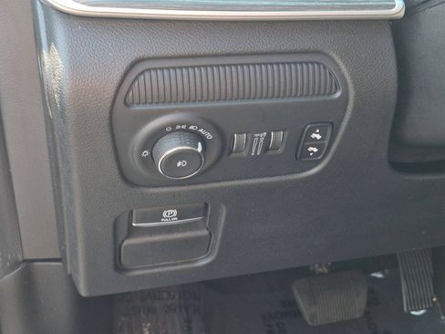 Certified 2024 Jeep Wagoneer L Series II w/ Flexible Seating Group RWD image 15