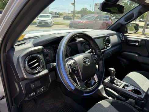 Used 2021 Toyota Tacoma TRD Off-Road AWD/4WD image 10