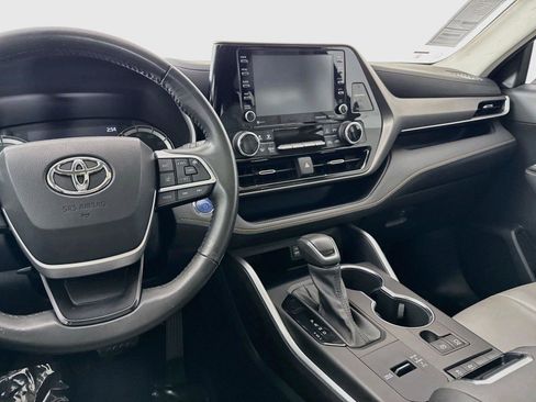 Used 2022 Toyota Highlander Bronze Edition FWD image 32