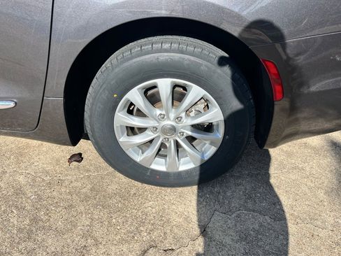 Used 2018 Chrysler Pacifica Touring-L image 9