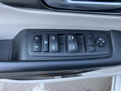 Used 2024 Chrysler Pacifica Touring-L image 18