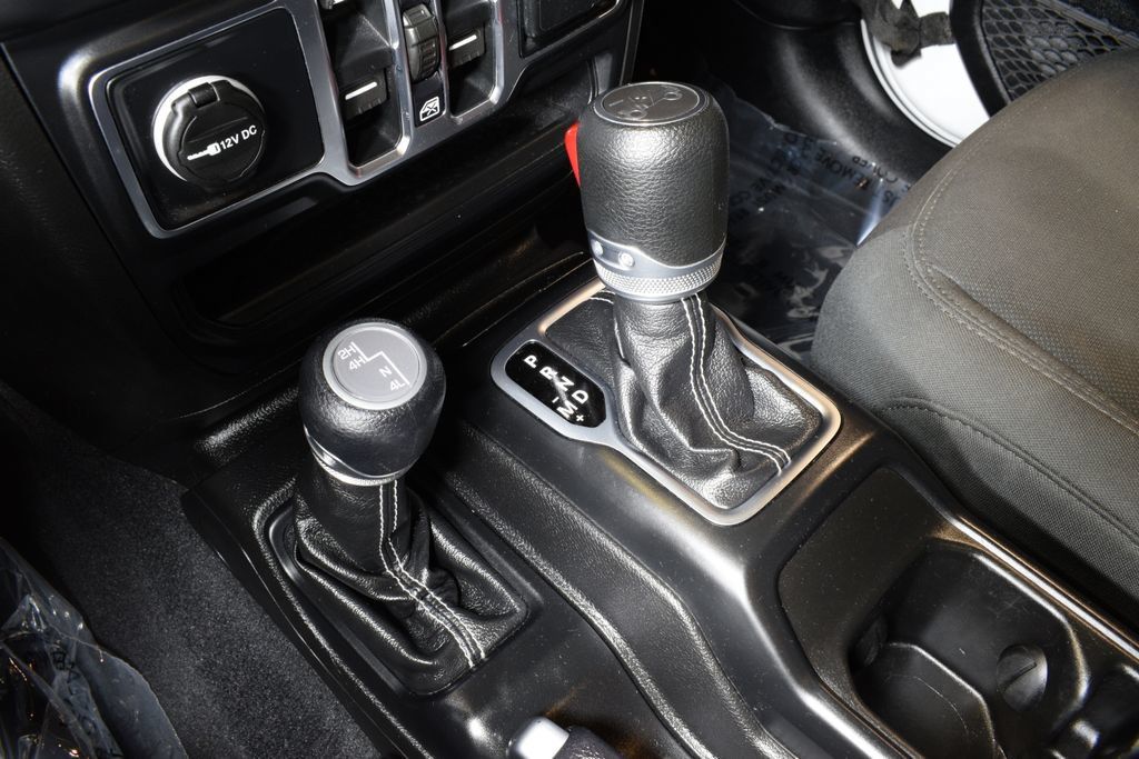 Used 2020 Jeep Wrangler Unlimited Sahara w/ Uconnect 4C Nav & Sound Group AWD/4WD image 25