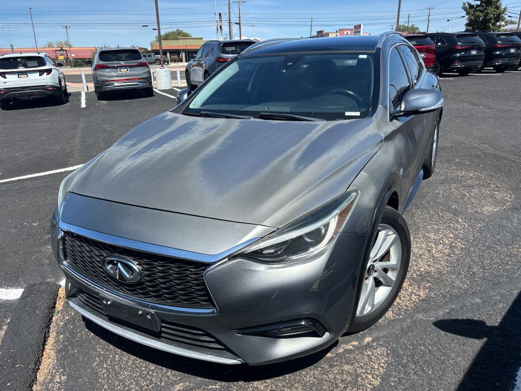 Used 2017 INFINITI QX30 Premium FWD image 1