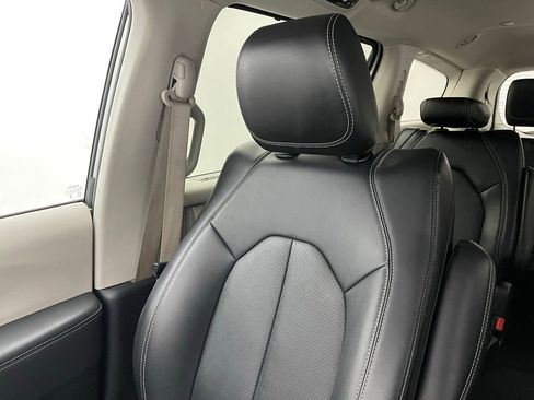 Used 2024 Chrysler Pacifica Touring-L FWD image 40