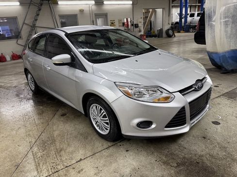Used 2014 Ford Focus SE w/ SE Winter Package image 5