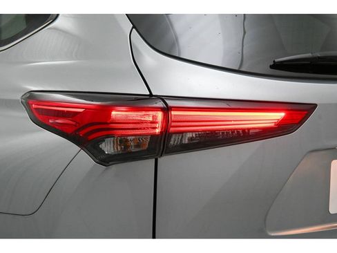 Used 2020 Toyota Highlander L AWD/4WD image 27