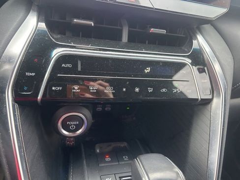 Used 2024 Toyota Venza XLE image 27