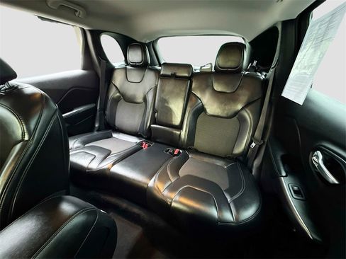 Used 2020 Jeep Cherokee Latitude Plus image 13