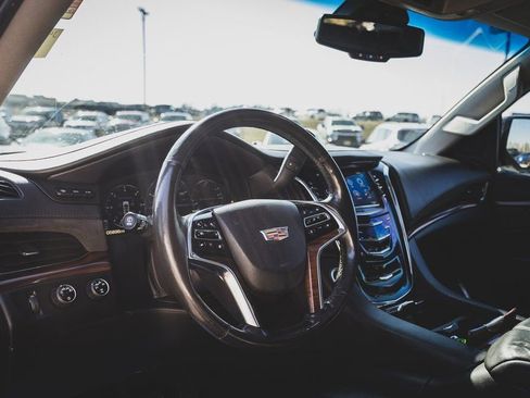 Used 2015 Cadillac Escalade Luxury image 2