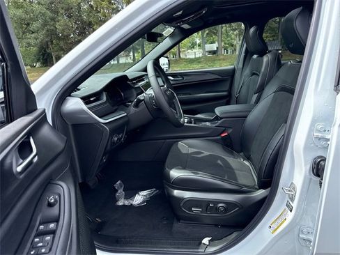 New 2025 Jeep Grand Cherokee L Altitude image 11