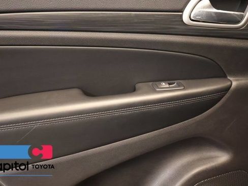 Used 2020 Jeep Grand Cherokee Laredo w/ Security & Convenience Group AWD/4WD image 29