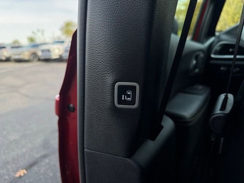 Certified 2025 Chrysler Pacifica Limited image 29