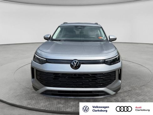 Used 2025 Volkswagen Tiguan SE AWD/4WD image 24