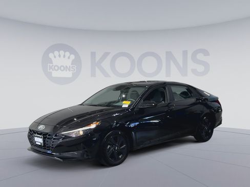 Used 2023 Hyundai Elantra SEL w/ Preferred Accessory Package FWD image 5