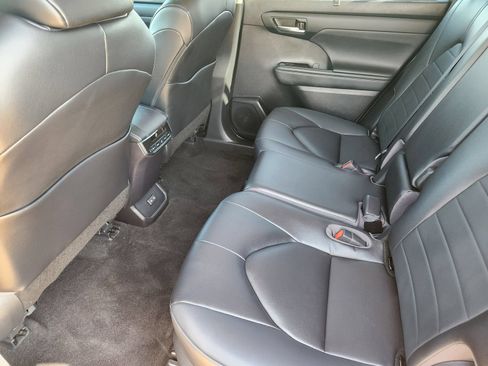 Used 2023 Toyota Highlander XLE FWD image 33