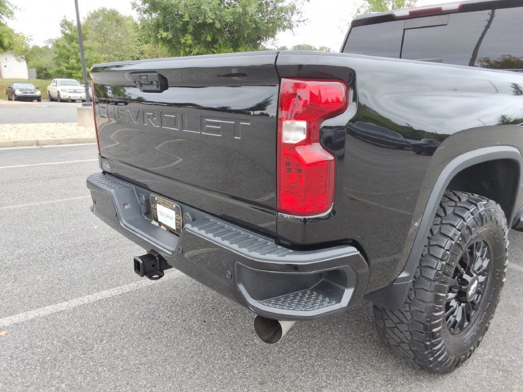 Used 2021 Chevrolet Silverado 2500 LT w/ Midnight Edition AWD/4WD image 16
