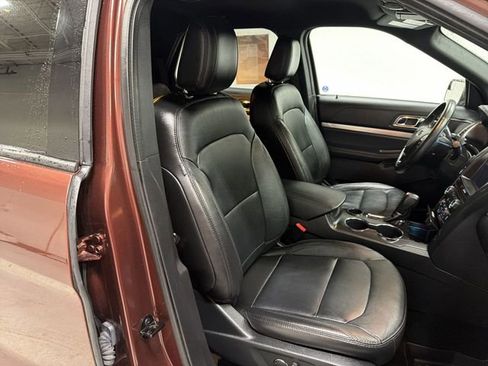 Used 2018 Ford Explorer XLT w/ Equipment Group 202A image 20