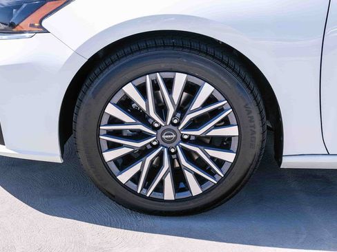 Used 2025 Nissan Altima 2.5 SV FWD image 10