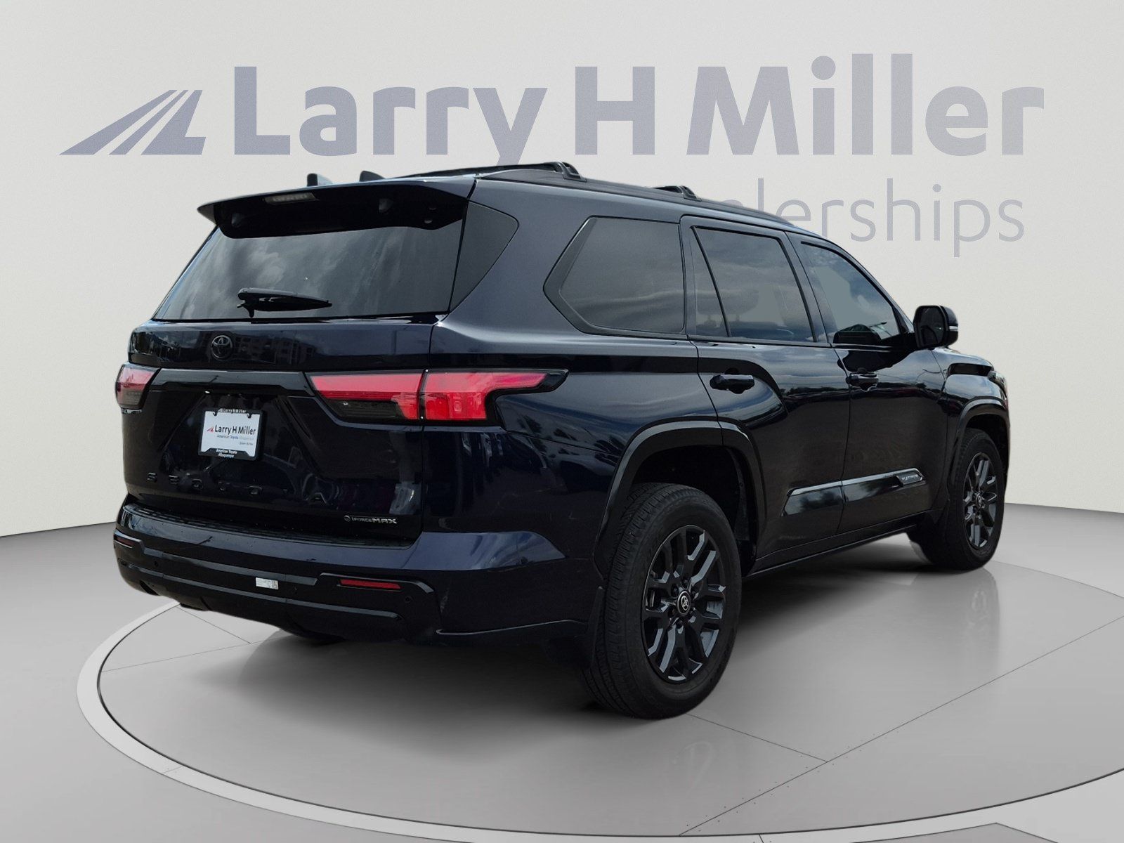 Used 2025 Toyota Sequoia Platinum AWD/4WD image 5