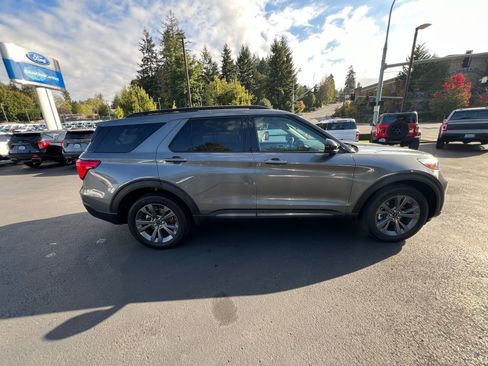 Used 2022 Ford Explorer XLT w/ Equipment Group 202A image 4