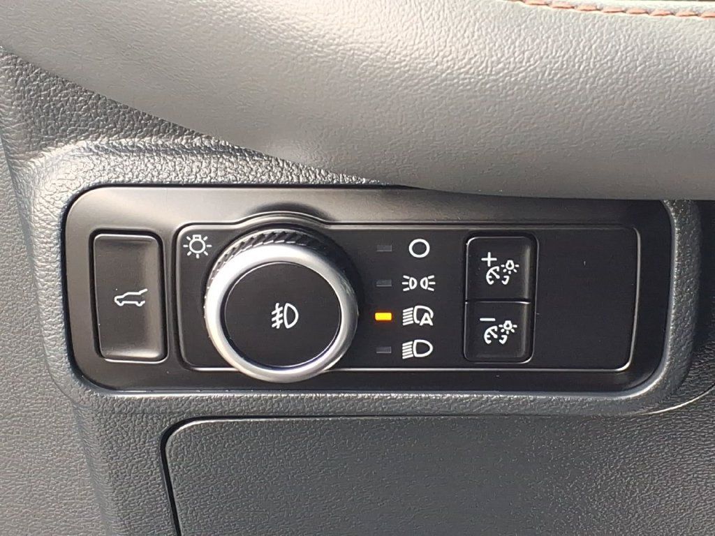 Used 2025 Ford Explorer Active w/ Active Comfort Package AWD/4WD image 5
