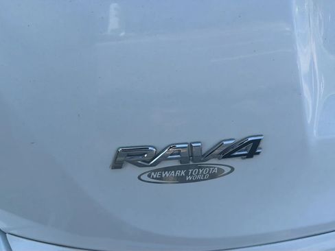 Used 2017 Toyota RAV4 LE AWD/4WD image 17