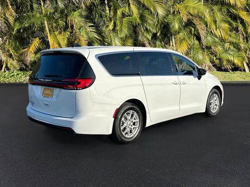 Used 2025 Chrysler Pacifica Select image 5