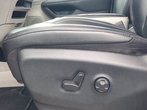 Used 2023 Chrysler Pacifica Touring-L FWD image 8
