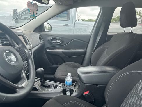 Used 2021 Jeep Cherokee Latitude FWD image 31