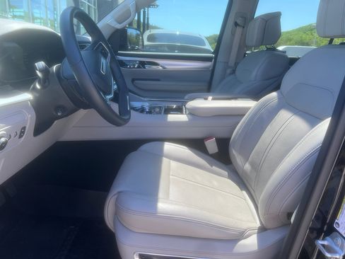 Used 2023 Jeep Grand Wagoneer 4WD image 3