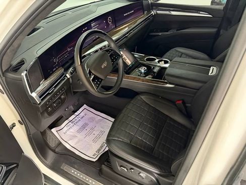 Used 2025 Cadillac Escalade Sport Platinum w/ LPO, Floor Liner Package AWD/4WD image 15