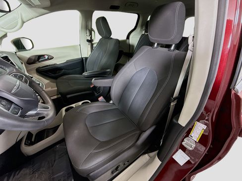 Used 2023 Chrysler Voyager LX image 22
