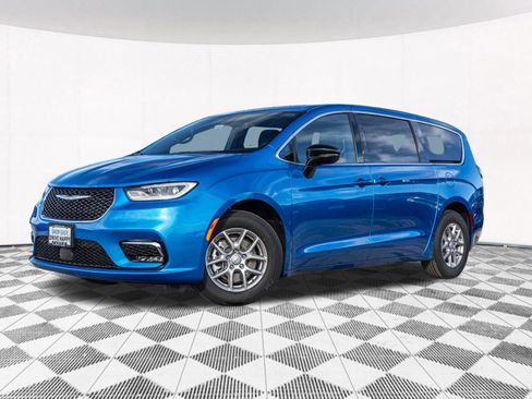 New 2026 Chrysler Pacifica Select image 2