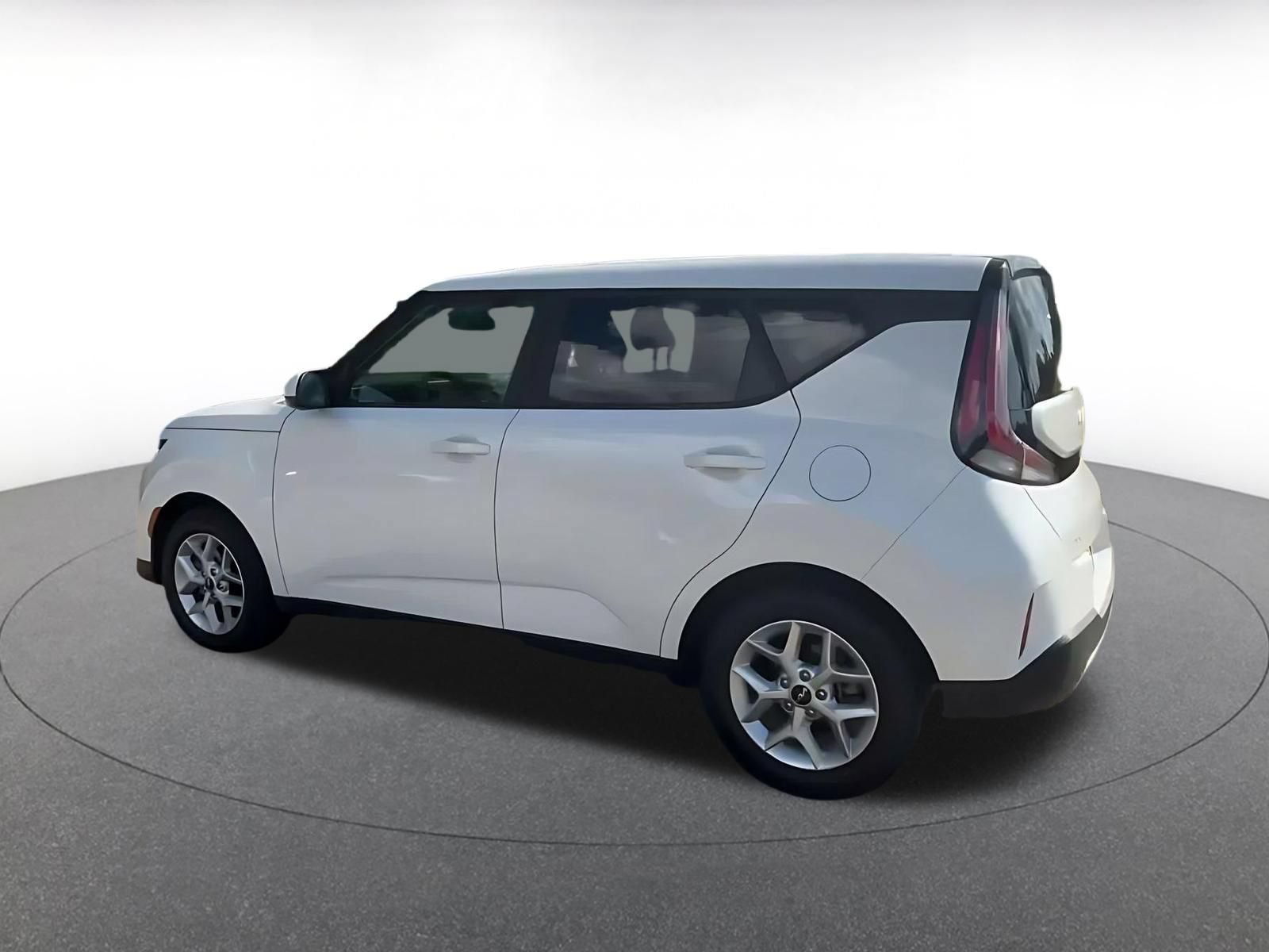 Used 2025 Kia Soul LX w/ LX Technology Package FWD image 9