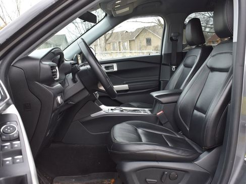 Used 2021 Ford Explorer XLT w/ Equipment Group 202A image 9